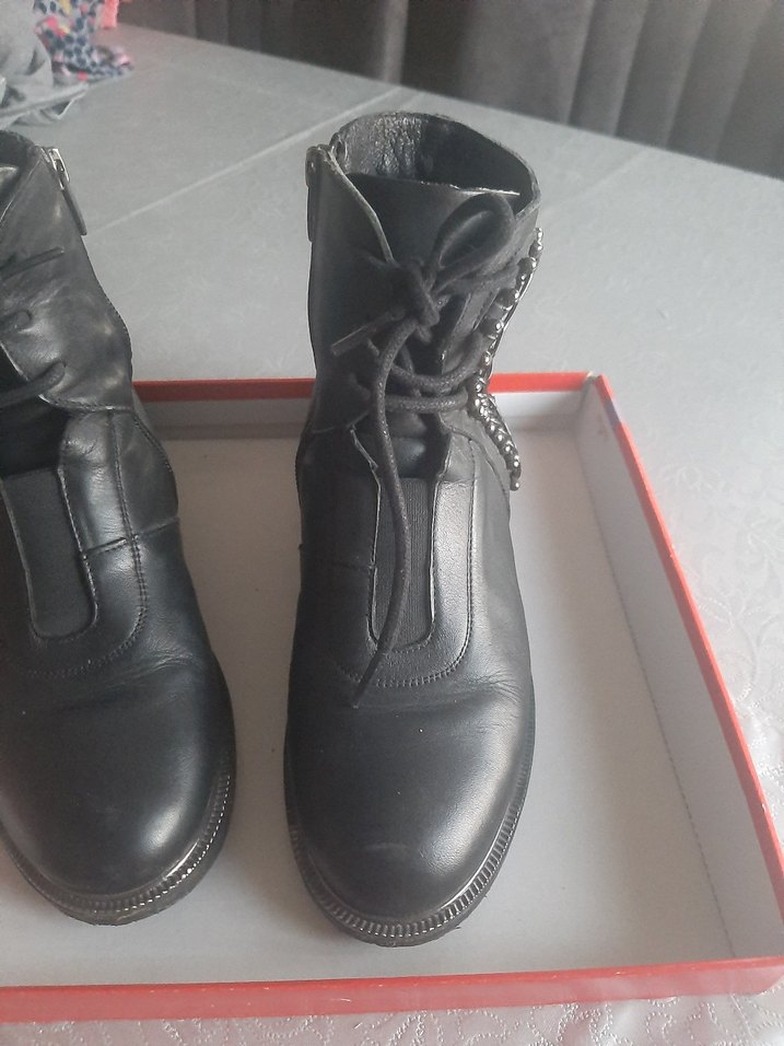 Zincir Detaylı Siyah Deri Gotik Kadın Bot - Görsel 3