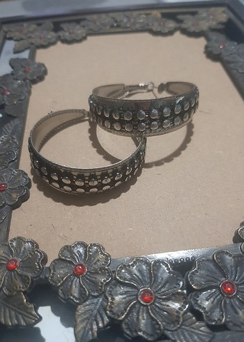 siyah metal desenli büyük halka küpe - Görsel 2