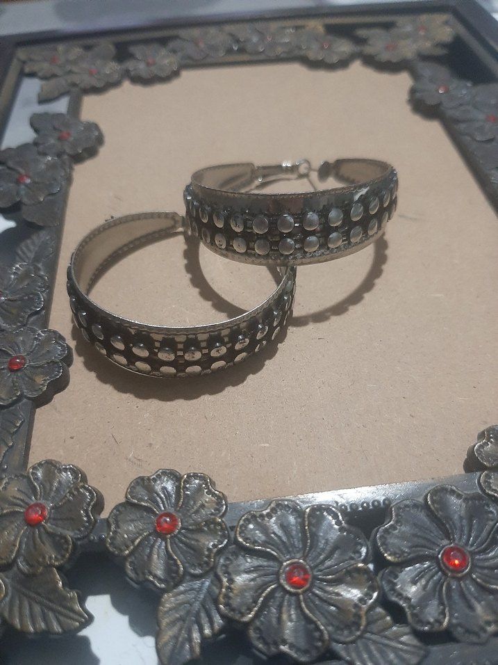 siyah metal desenli büyük halka küpe - Görsel 2