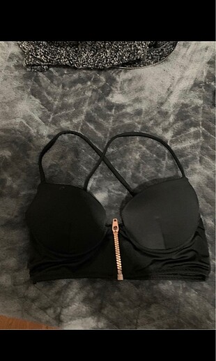 Siyah bikini üstü