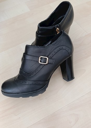 37 Beden Siyah Stiletto Topuklu Tokalı Kadın Bot