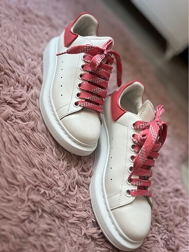 Alexander McQueen Az Giyilmiş Alexander McQueen ? Orijinal Ürün