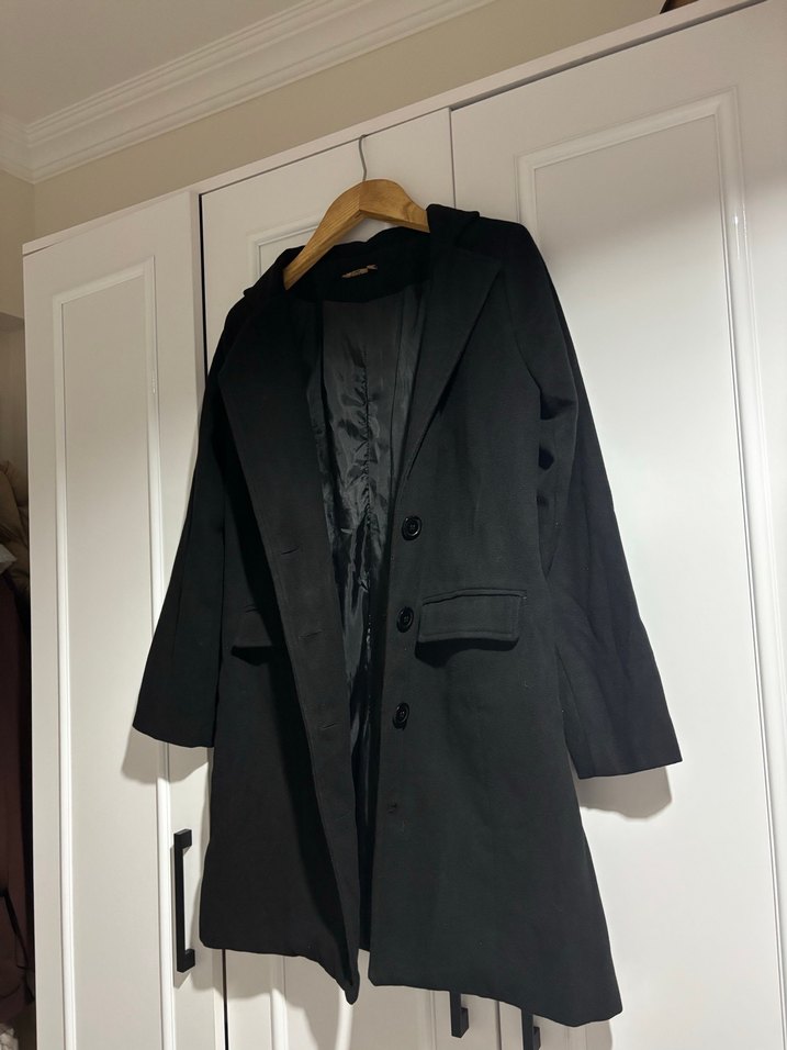 Siyah Düğmeli Kaban - Görsel 3