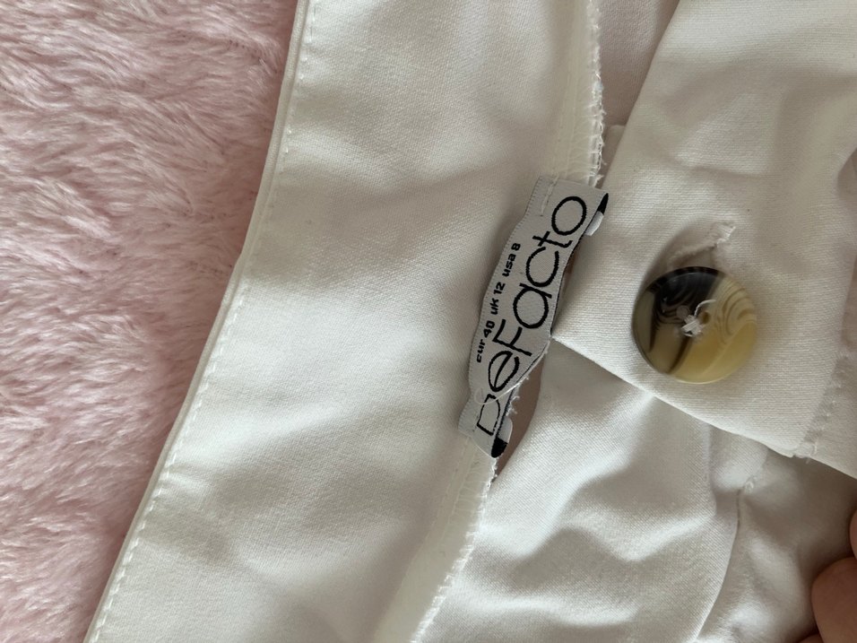 Düğmeli Beyaz Yüksek Bel Midi Şort - Görsel 2