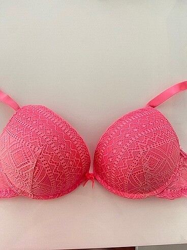 Pembe dantel sütyen