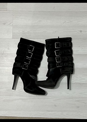 Siyah Süet Tokalı Stiletto Bot
