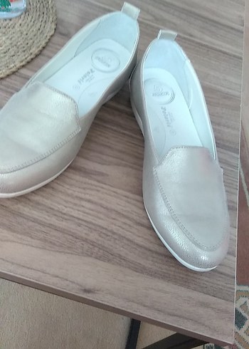Beyaz Parlak Dolgu Topuklu Kadın Babet5nokta