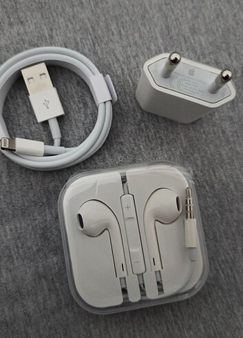 Orijinal iPhone şarj aleti ve kulaklığı 