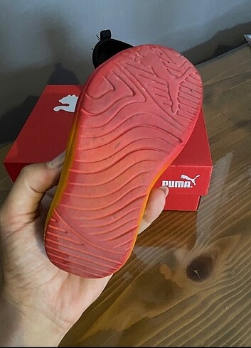 23 Beden kırmızı Renk Puma 23 nu, sandalet