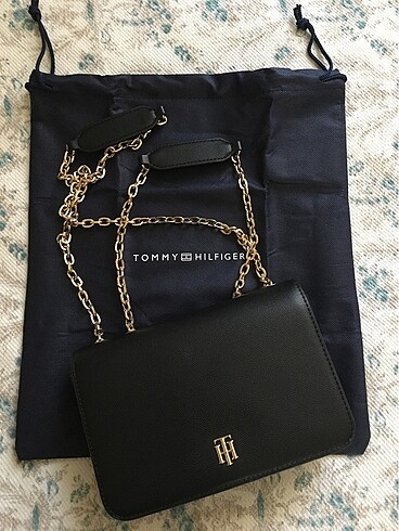 TOMMY HİLFİGER ÇAPRAZ ÇANTA
