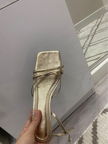 37 Beden altın Renk Gold mini topuk pull& bear sandalet