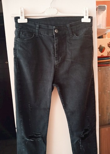 Zara Siyah Yırtık Detaylı Kadın Skinny Jean marka temsilidir