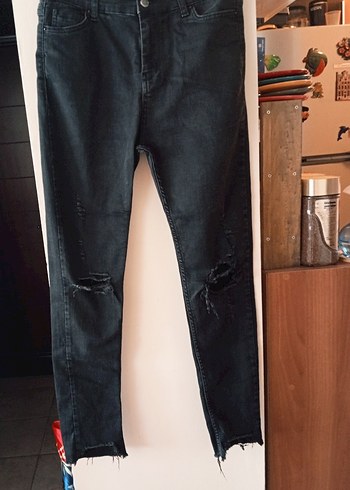 Siyah Yırtık Detaylı Kadın Skinny Jean marka temsilidir