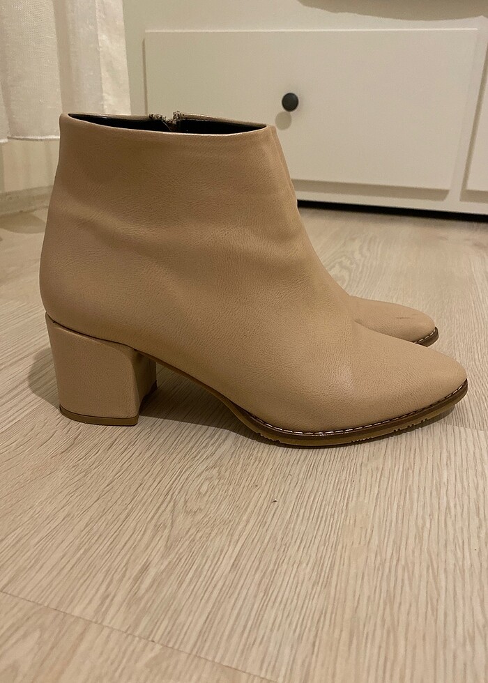 Az kullanılmış bej rengi topuklu ayakkabı - Görsel 2