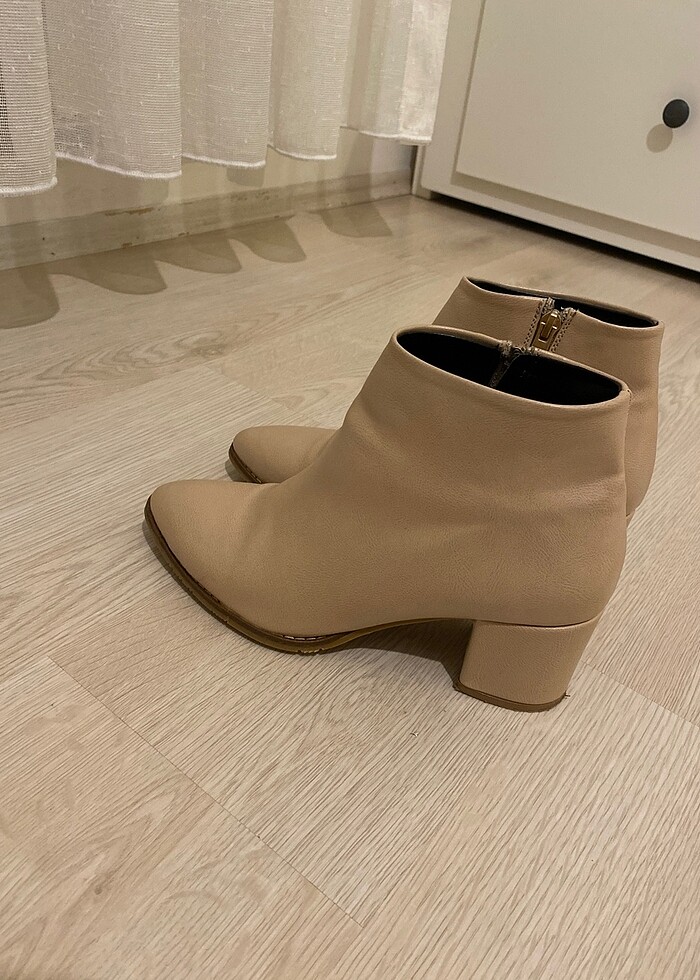 Az kullanılmış bej rengi topuklu ayakkabı - Görsel 3