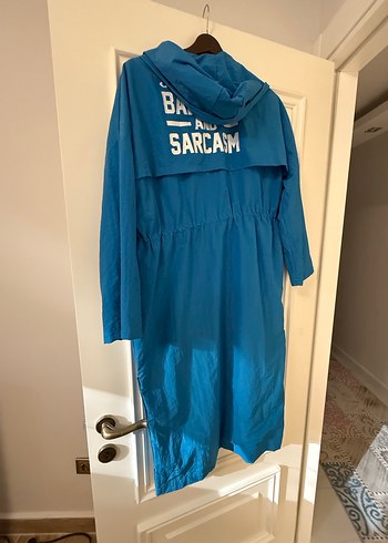 Mavi Uzun Düğmeli Kadın Yağmurluk - Görsel 3