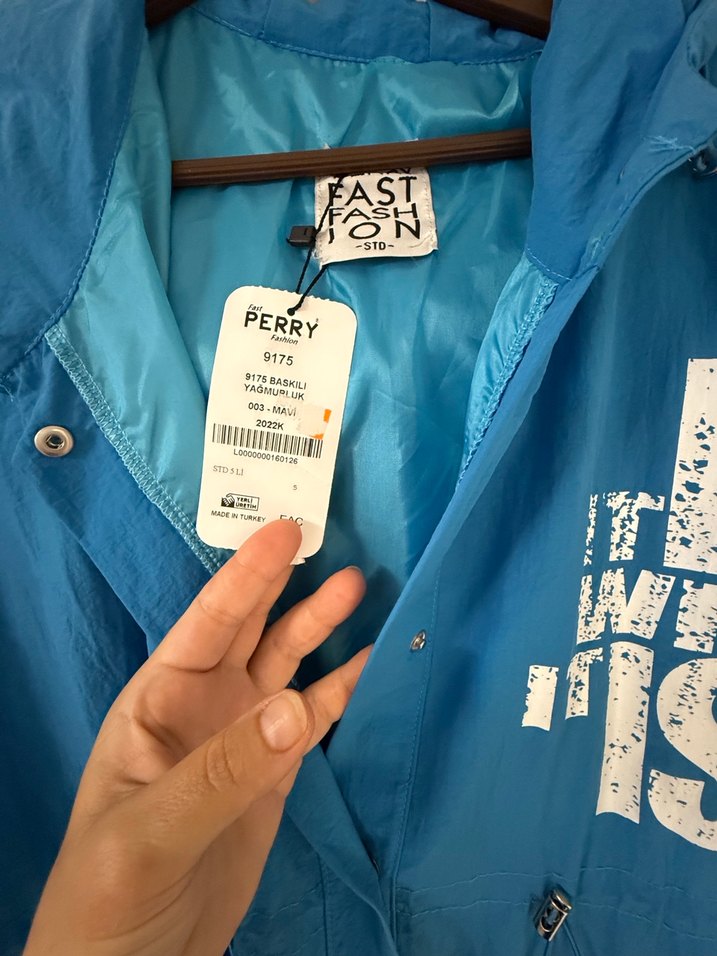 Mavi Uzun Düğmeli Kadın Yağmurluk - Görsel 2