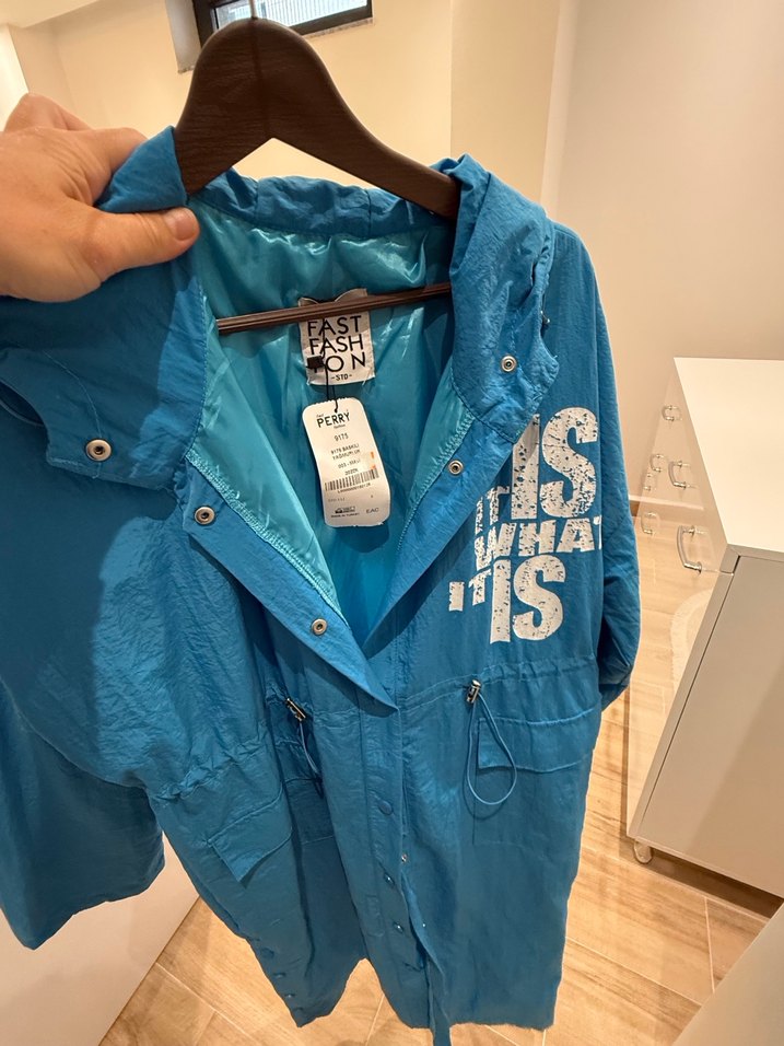 Mavi Uzun Düğmeli Kadın Yağmurluk - Görsel 4