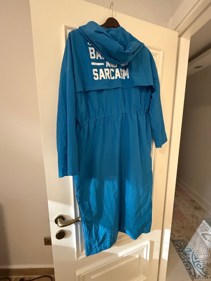 Mavi Uzun Düğmeli Kadın Yağmurluk - Görsel 3