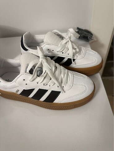 37 Beden beyaz Renk Adidas kız çocuk spor ayakkabı