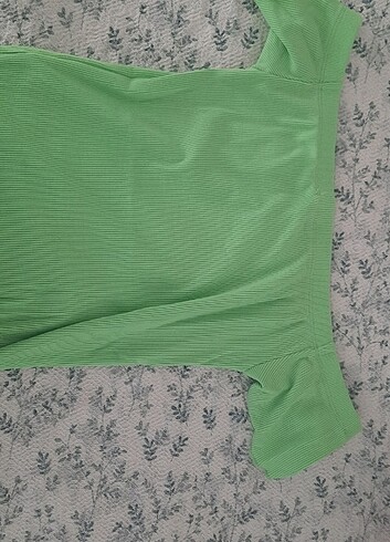Yeşil omuzdan tişört 
