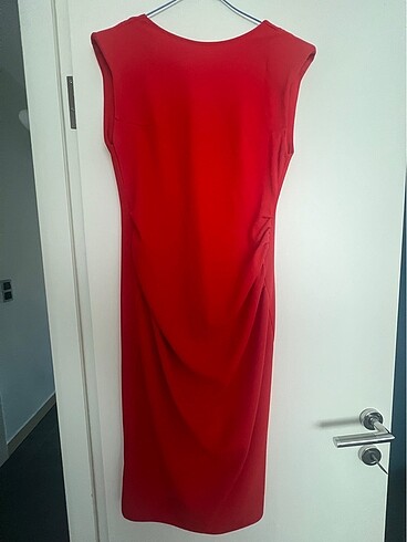 Zara ZARA bedene oturan, drapeli kolsuz diz altı kırmızı elbise - XL