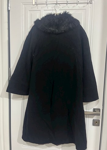 Siyah Kürklü Yaka Düğmeli Kaban - Görsel 6