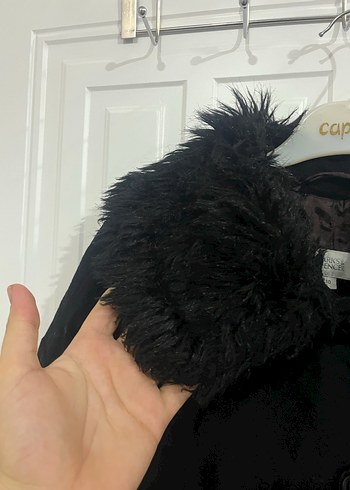 Siyah Kürklü Yaka Düğmeli Kaban - Görsel 4