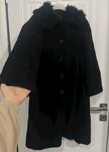 Siyah Kürklü Yaka Düğmeli Kaban - Görsel 2