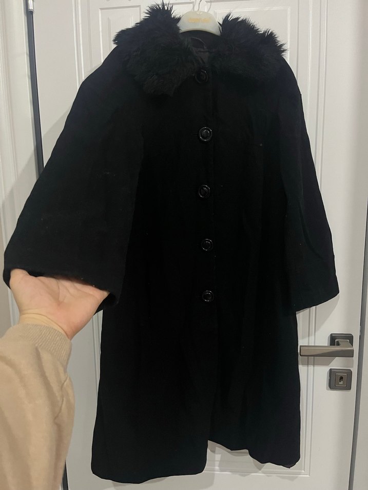 Siyah Kürklü Yaka Düğmeli Kaban - Görsel 2