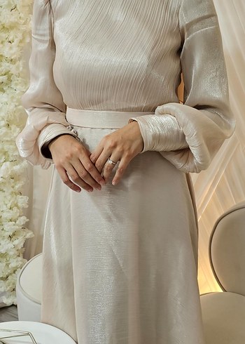 Bej Piliseli Uzun Kollu Nişan Elbisesi