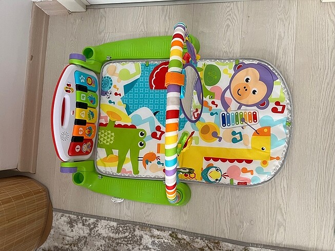 Piyanolu oyun halısı ve krem