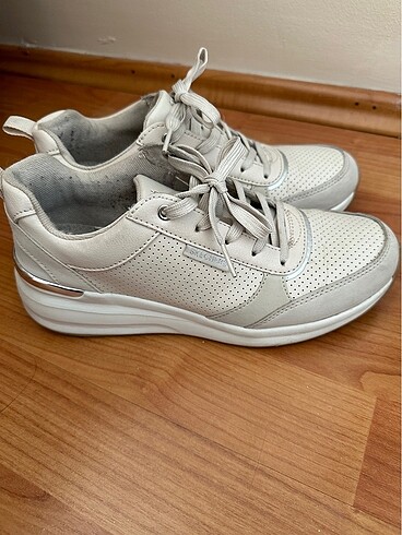 38 Beden beyaz Renk Skechers çok iyi durumda ????