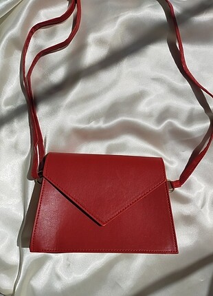 Kırmızı zarf çanta