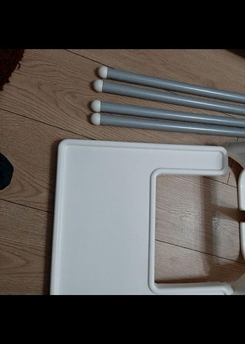 Beyaz ve Gri Bebek Mama Sandalyesi - Görsel 2