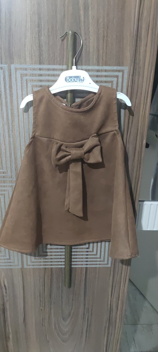 Kahverengi Süet Fiyonklu Kolsuz Kız Elbisesi - Görsel 2