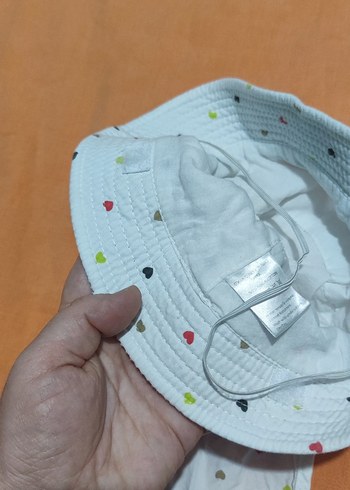 Çocuk Kalpli Düğmeli Beyaz Şapka - Görsel 2