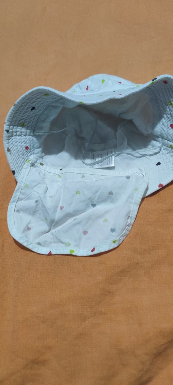 Çocuk Kalpli Düğmeli Beyaz Şapka - Görsel 5