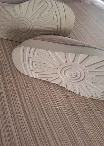 Ugg UGF Bej Süet Kadın Terlikler - Tüylü, Dolgu Topuklu