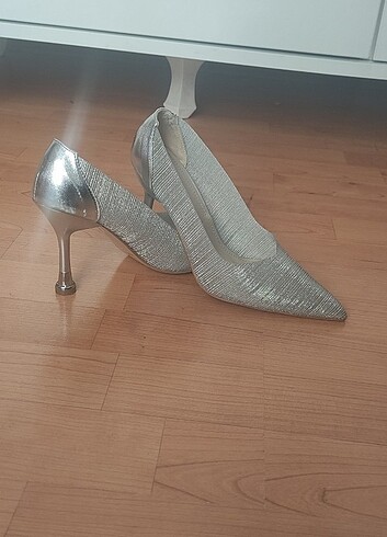  Gümüş Gri Topuklu Ayakkabı 