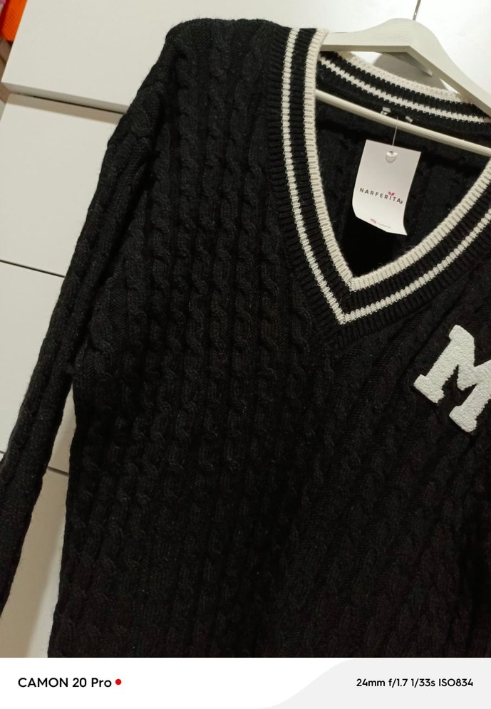 Siyah Nakışlı V Yaka Kadın Triko Kazak - Görsel 3