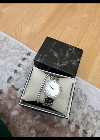 Beyaz ve Gümüş Kadın Kol Saati kutusuyla beraber - Görsel 2