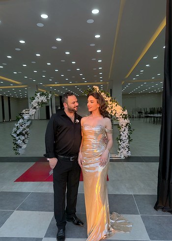 Parlak Altın Drapeli Uzun Straplez Elbise