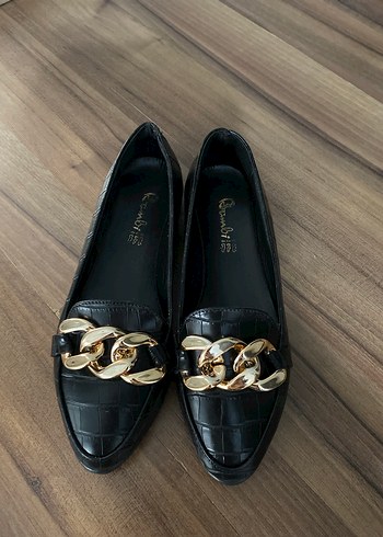 Zincir Detaylı Siyah Kadın Deri Loafer