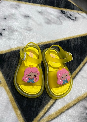 Sarı Tokalı Kız Çocuk Sandaletleri