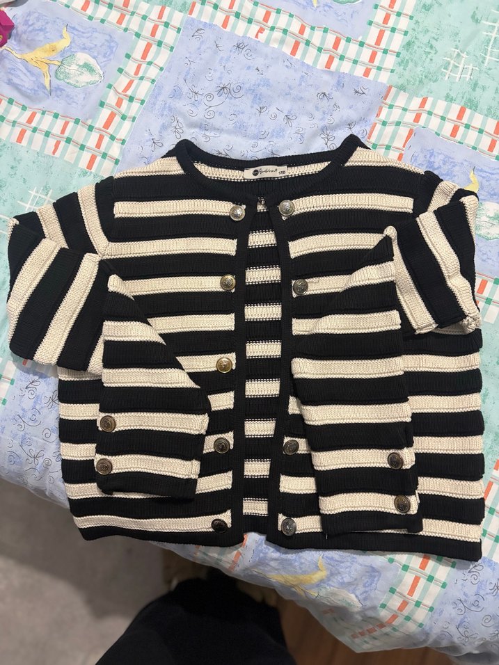 Düğmeli Siyah-Beyaz Çizgili Kadın Hırka - Görsel 5