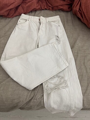 Bershka Beyaz yırtık bol pantolon