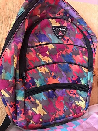 Okul çantası çok renkli