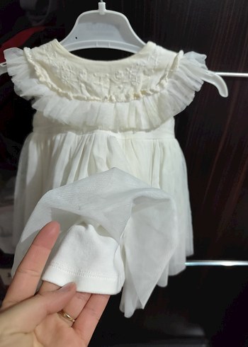 Kız Çocuk Beyaz Fırfırlı Nakışlı Elbise - Görsel 3