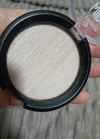 Essence Essence highlighter